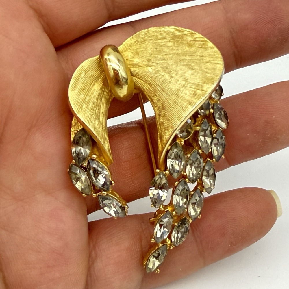 Vintage BSK Brushed Gold Tone Smoky Rhinestone Brooch Twist Bow Ribbon Sparkling